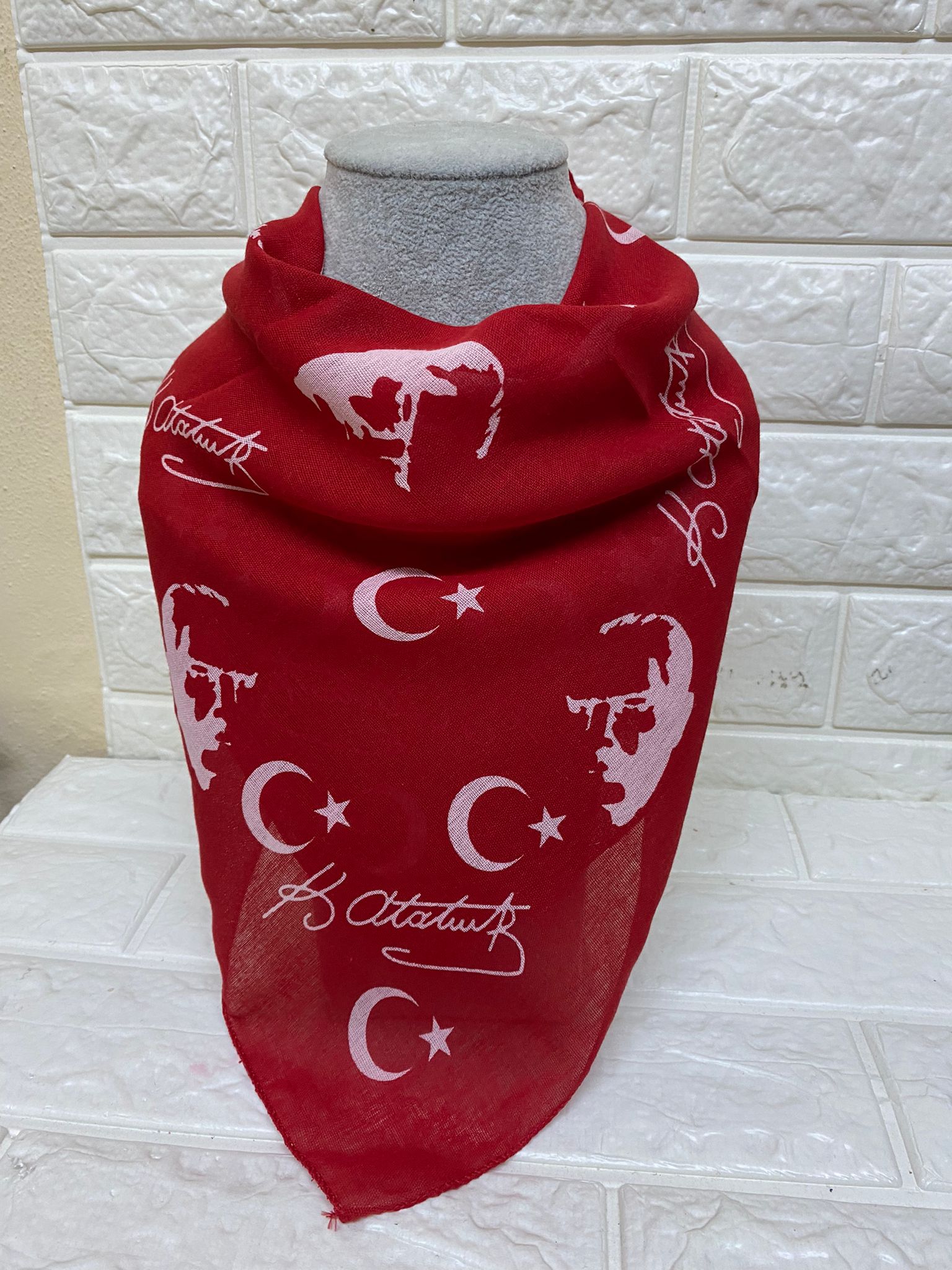 Kırmızı Ay Yıldız Ve Atatürk Silüetli Imzalı Pamuk Kumaş Fular - 23 Nisan, 29 Ekim, 19 Mayıs