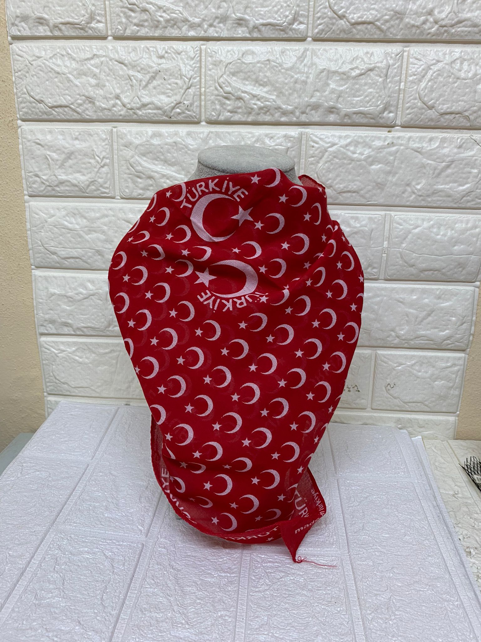 Unisex Kırmızı - Beyaz Ay Yıldız Ve Türkiye Yazılı Pamuk Kumaş Fular - Bandana - 23 Nisan, 29 Ekim Unisex Kırmızı - Beyaz Ay Yıldız Ve Türkiye Yazılı Pamuk Kumaş Fular - Bandana - 23 Nisan, 29 Ekim